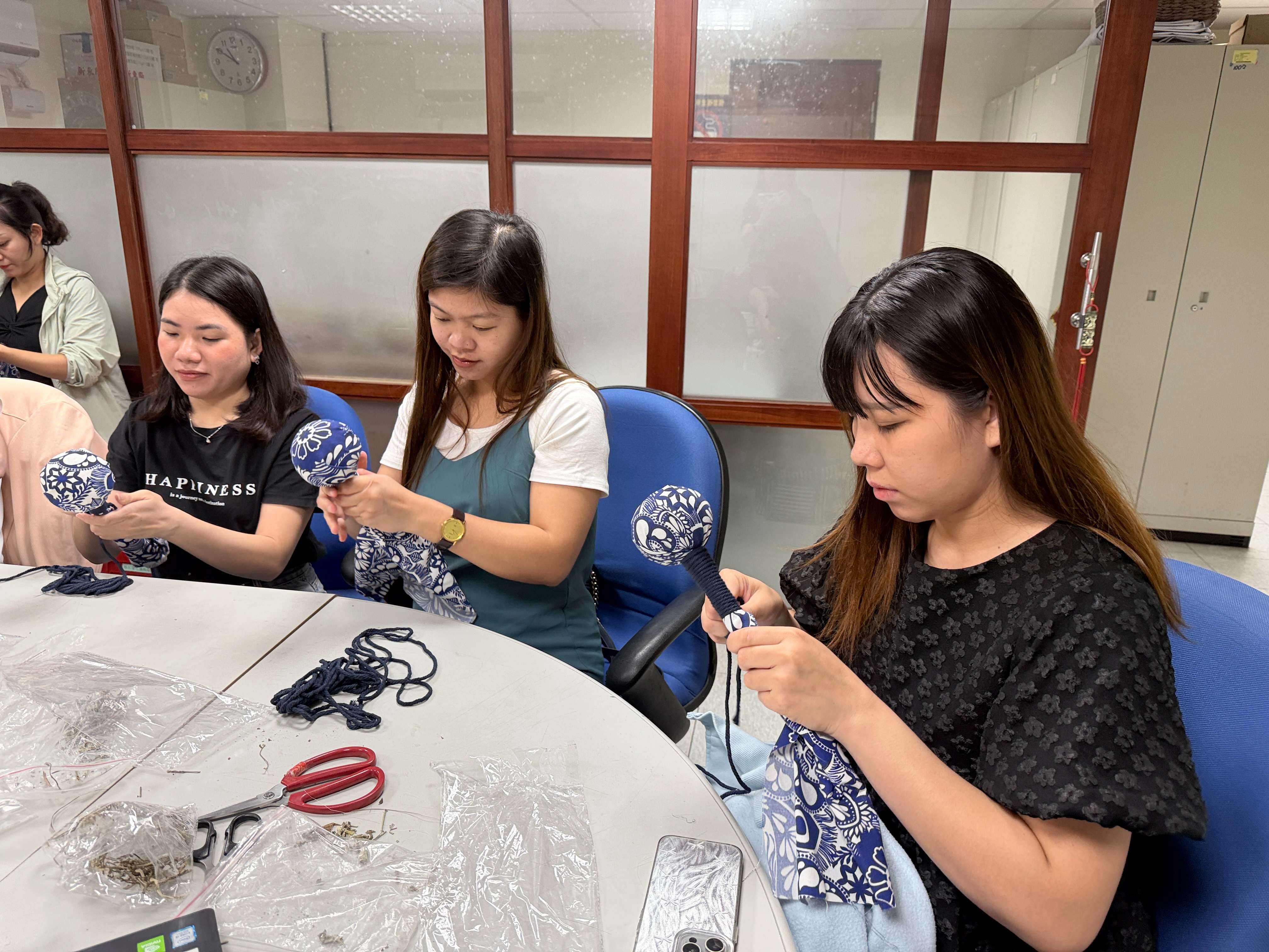 艾草香牽起跨國祖孫情 新住民手作槌棒